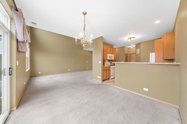 Building Photo - Two Story Two Bedroom Townhouse in Oswego