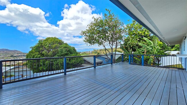 Building Photo - Waialae Nui Ridge - Renovated 4 bedroom, 3...