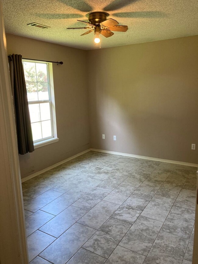 Building Photo - 3 Bed / 2 Bath Extremely close to Wedington Exit! Pre-leasing for Aug 10 Move-in!