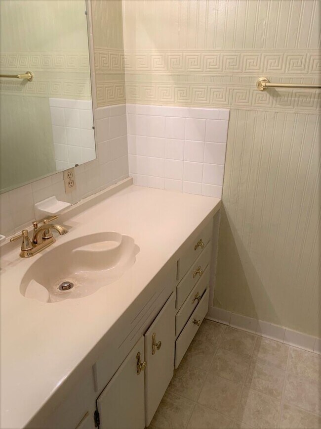 Building Photo - 3 Bedroom / 2 Bath Brick Home Johnson City...