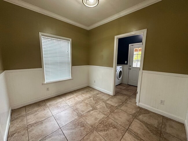 Building Photo - Charming and spacious home for rent in Lee...