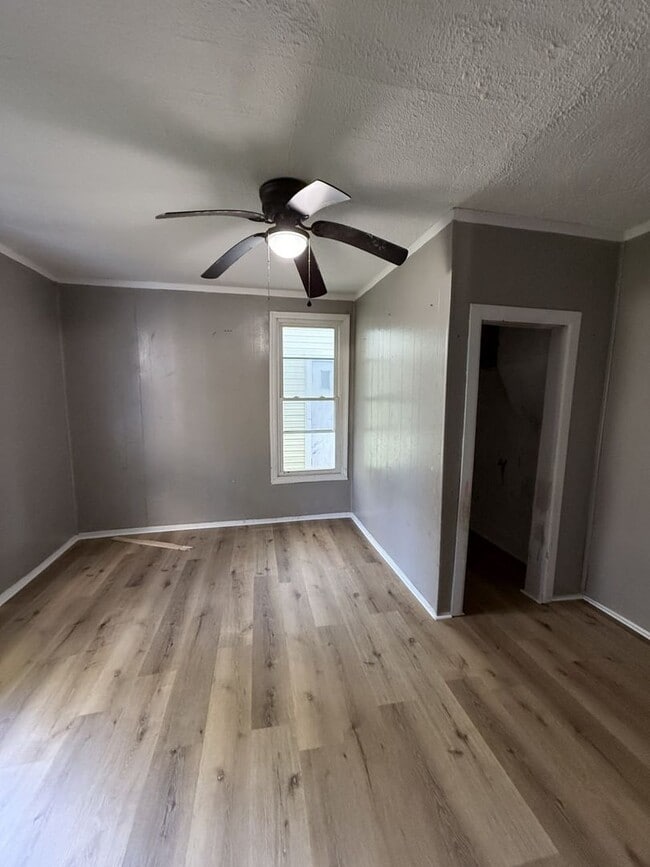 Building Photo - Charming Home Available