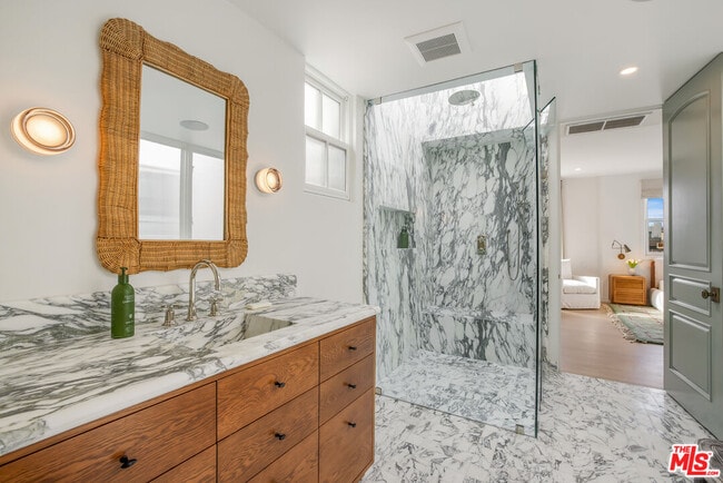 Building Photo - 5201 Vía Donte