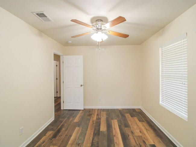 Building Photo - Modern and updated home in desirable East ...