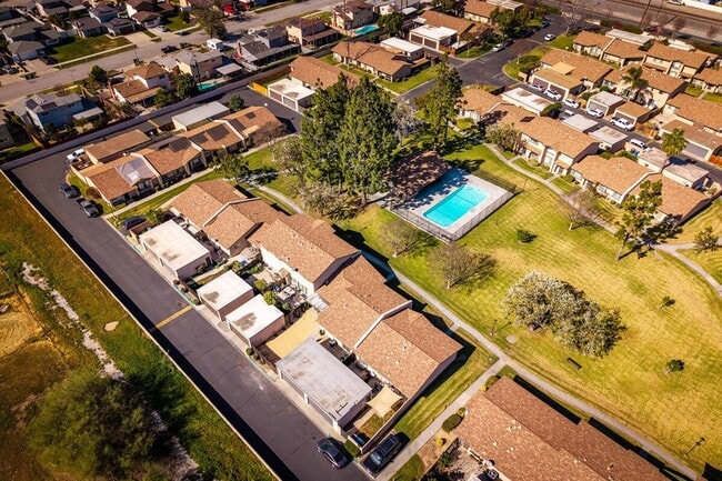 Building Photo - 5075 Fashion Pl