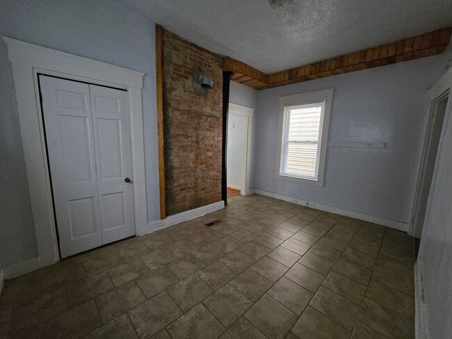 Building Photo - Cute and Quirky!! 3 Bed 2 Bath Home in upcoming Walnut Hills