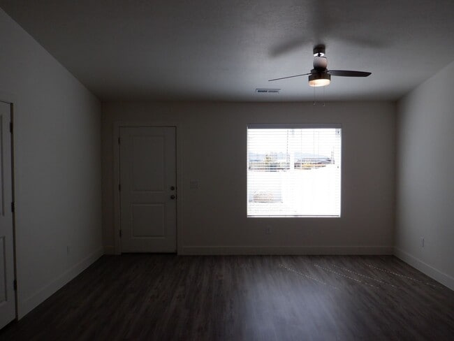 Building Photo - Move-in Discount - 3 bedroom - 2 Bath - Si...
