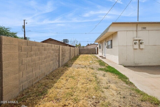 Building Photo - 2525 E Willetta St