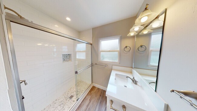 Building Photo - Newly Renovated, Quick to Campus (Lease ou...