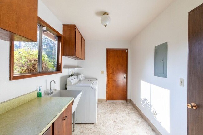 Building Photo - 2134