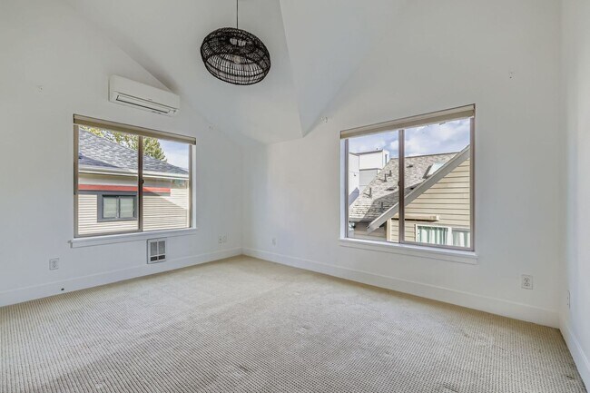 Building Photo - Stunning 3-Bed/1.75-Bath + Den Townhome with Hot Tub in Capitol Hill!