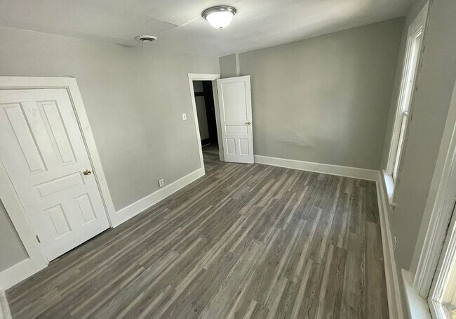 Building Photo - 811 Park St SW