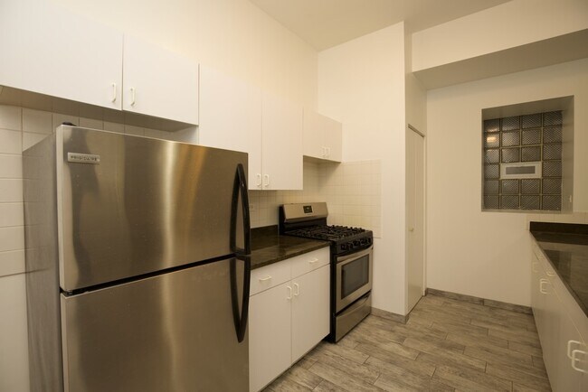 Building Photo - 2464 N Geneva Terrace