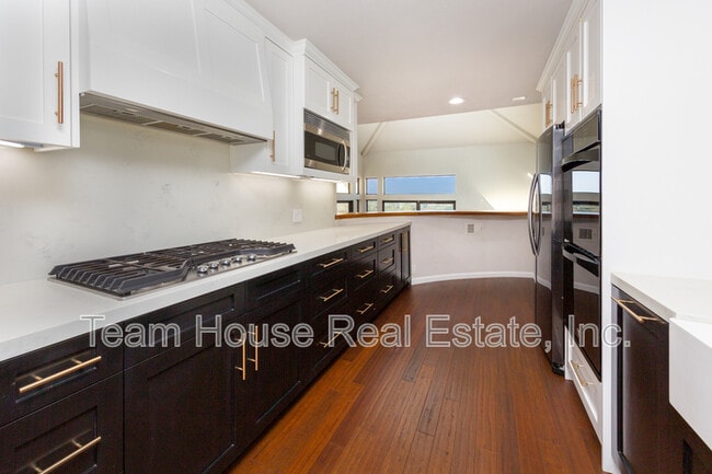 Building Photo - 5845 S Mansfield Ave