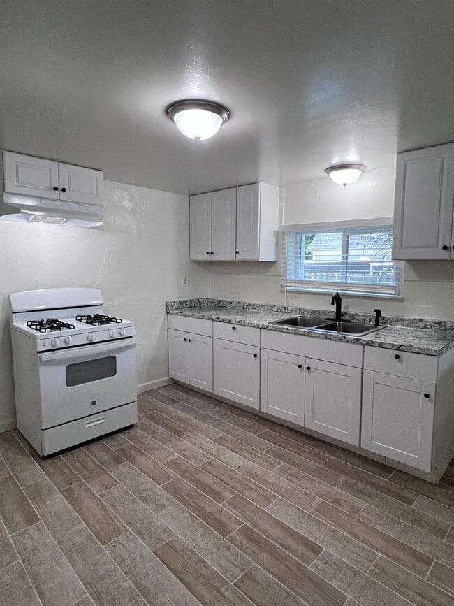 Building Photo - 230 W Pinedale Ave