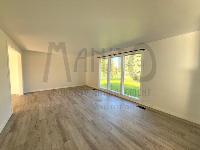 Building Photo - Spacious Nine Mile Home On Acreage