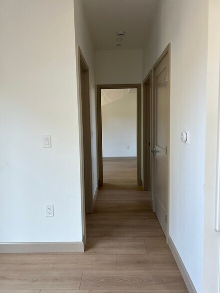 Building Photo - 919 Wildrose Ave