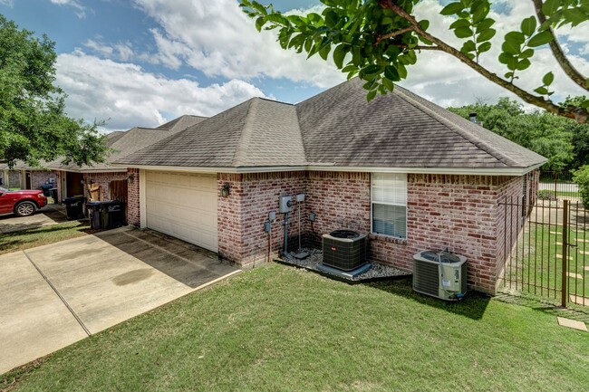 Building Photo - August 2025 Move In! Beautiful 3 Bed, 3 Ba...