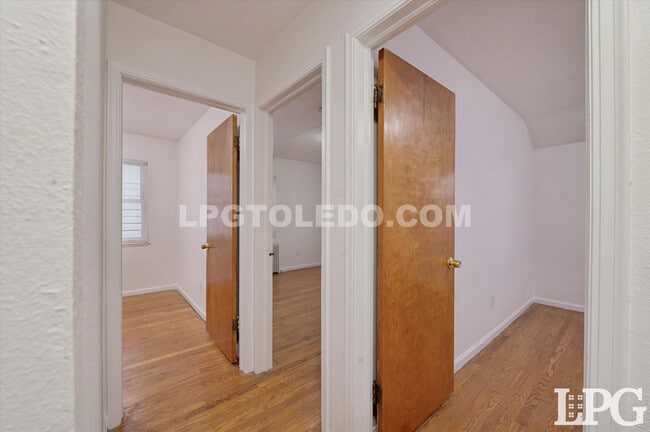 Building Photo - 606 W Poinsetta Ave