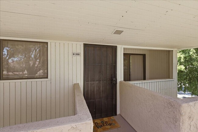 Building Photo - 685 N Ashurst Ct