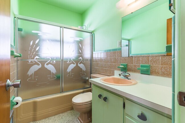 Building Photo - Unique 3 Bed, 3 Bath Waterfront Property w...