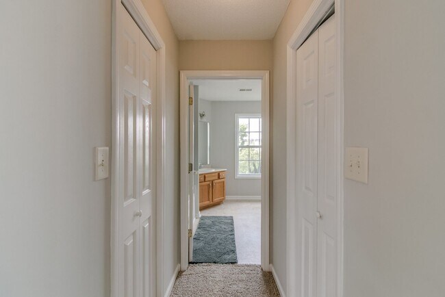 Building Photo - 4 Bedroom Pet Friendly Home For Rent!