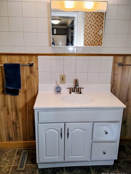 Bath Vanity, sharp colors, pleasant and bright! - 44 Coolidge St