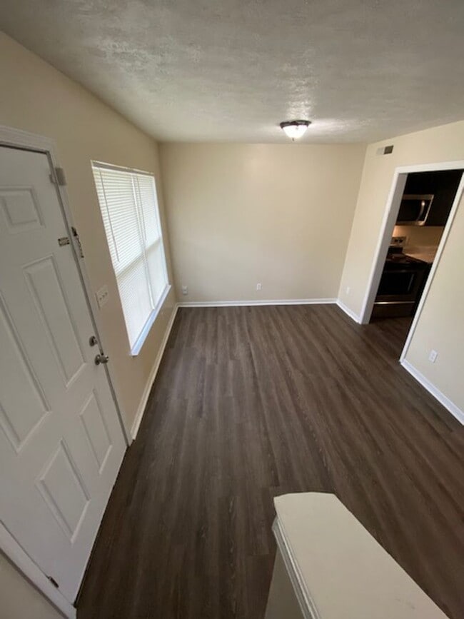 Building Photo - 3 Bedroom with 1 - !/2 Baths