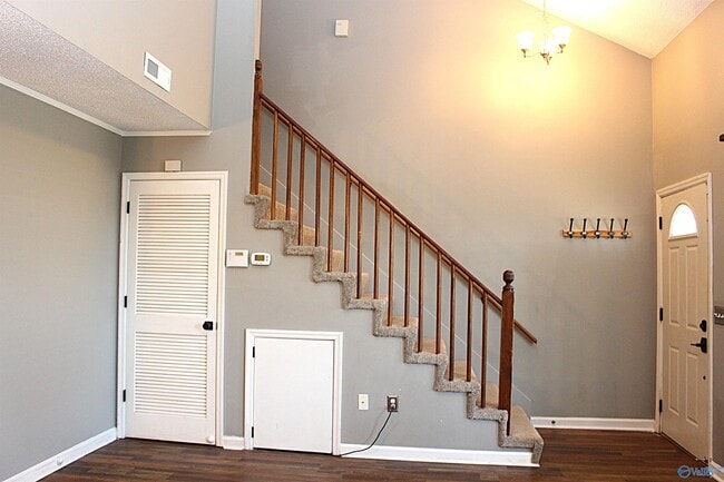 Building Photo - 101 Cresent Circle