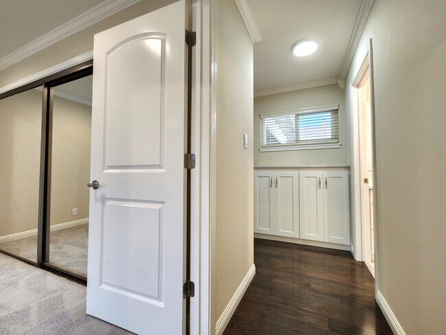 Building Photo - Updated 2 bedroom with in unit washer, dry...