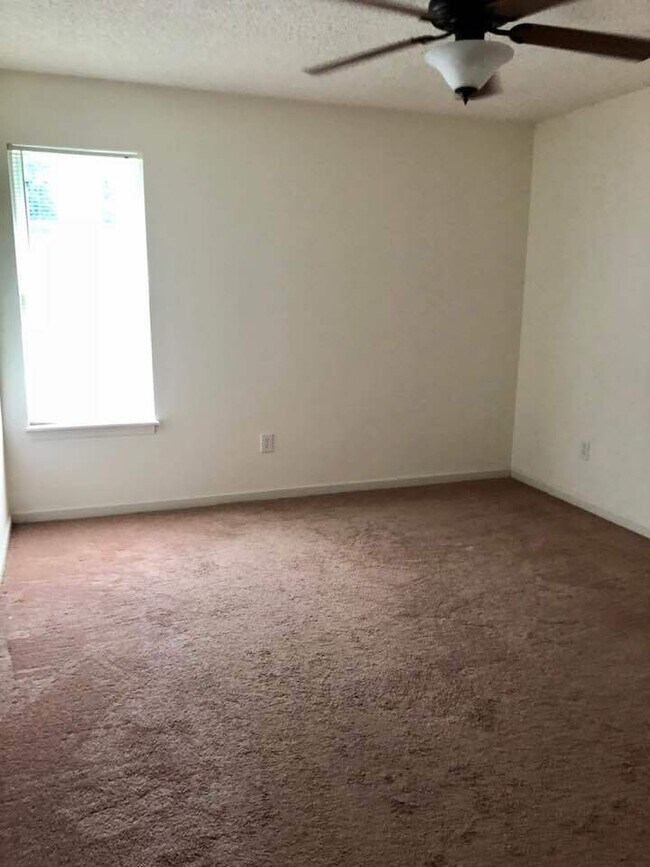 Building Photo - 108 Pine Ridge Ln