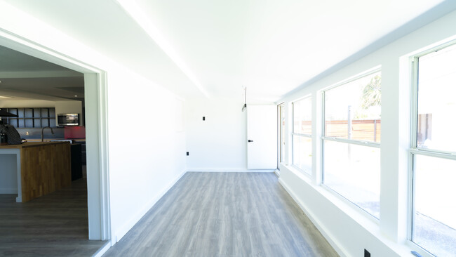 Building Photo - 321 Cornell Dr