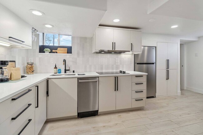 Building Photo - 1815 W Idaho St