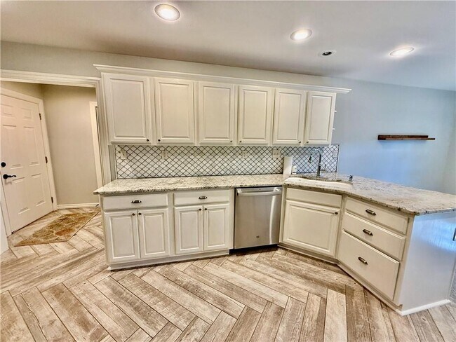 Building Photo - 305 Meadows Ct