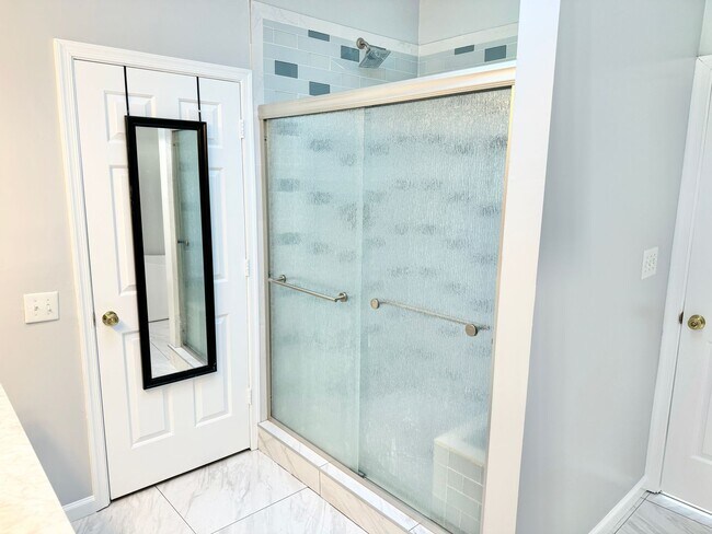 Building Photo - GORGEOUS COLONIAL IN WOODBRIDGE!