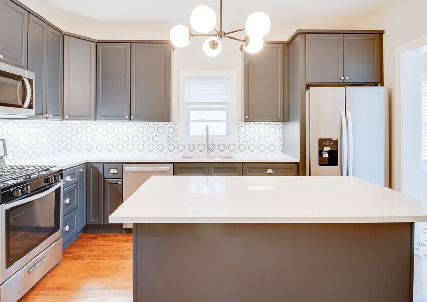 Building Photo - 3138 N Lawndale Ave