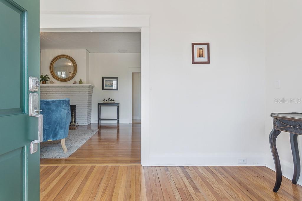 Entryway - 407 W Park Ave