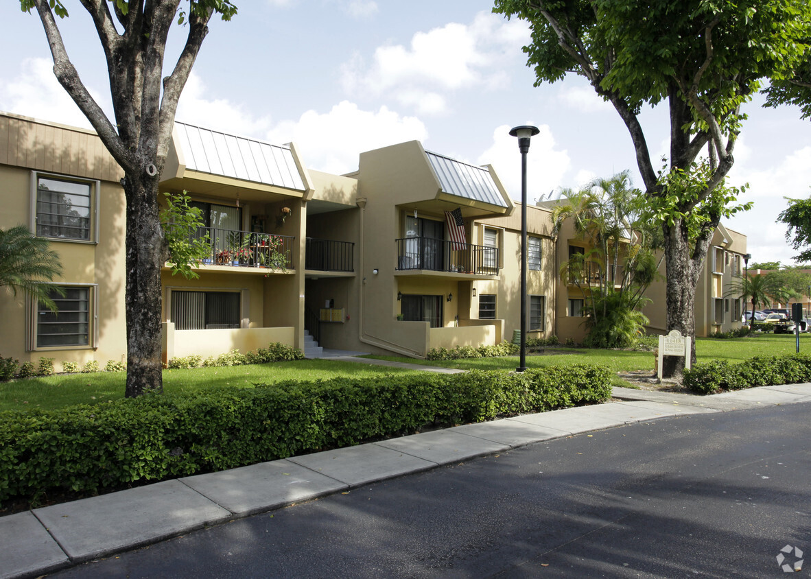 Building Photo - 10413 N Kendall Dr