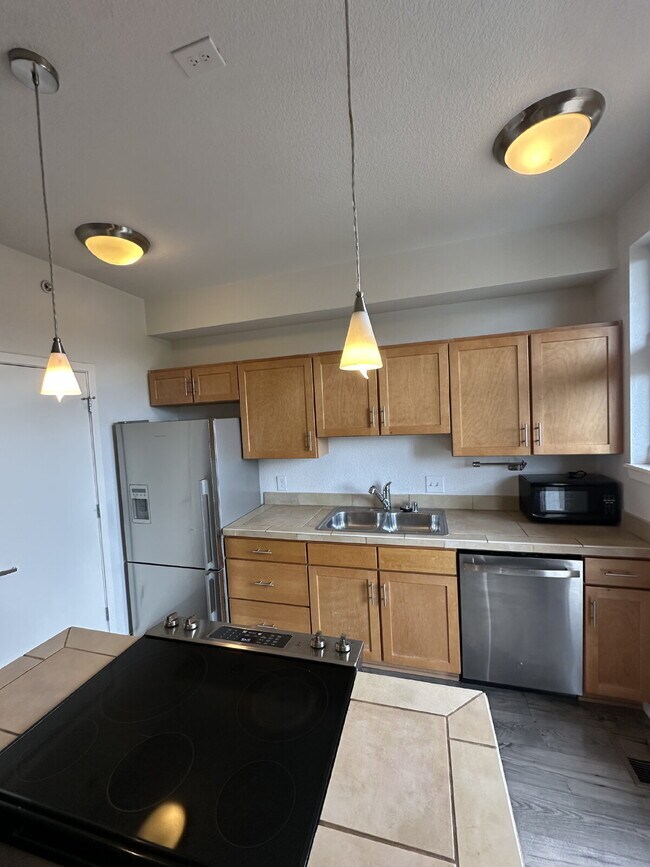 Building Photo - Now Available! Private room in 3 bed / 2 bath condo