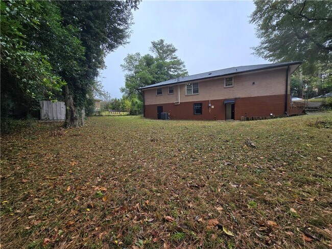 Building Photo - 2468 Dresden Dr NE