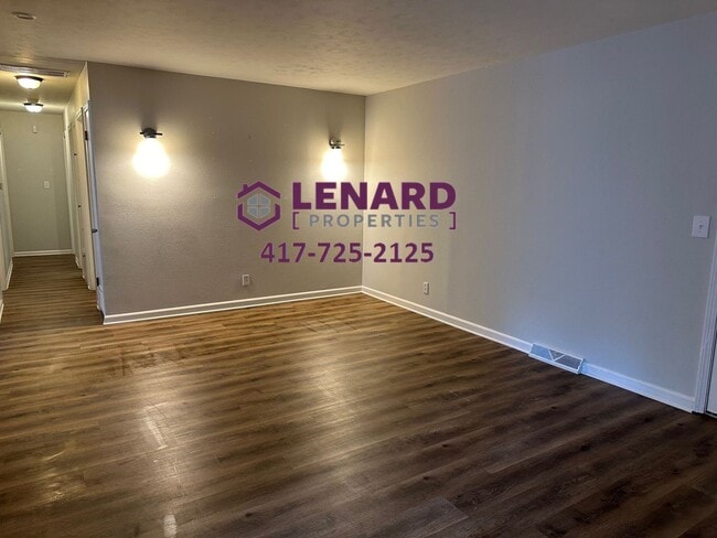 Building Photo - Spacious Home Ready For Move In!