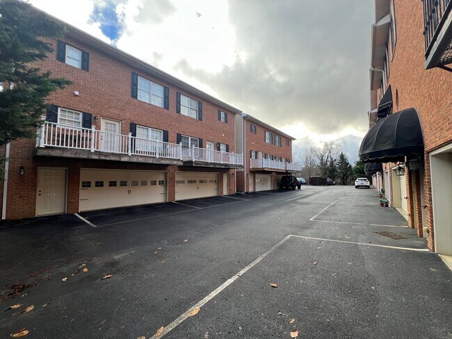 Building Photo - Rent-Ready 3BR/2.5BA Townhouse with 2-Car Garage Near Johnson City Hospital