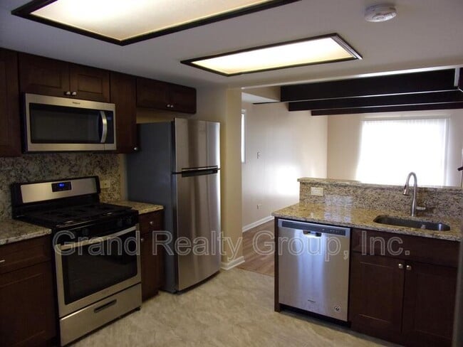 Building Photo - 337 Meadow Green Ln