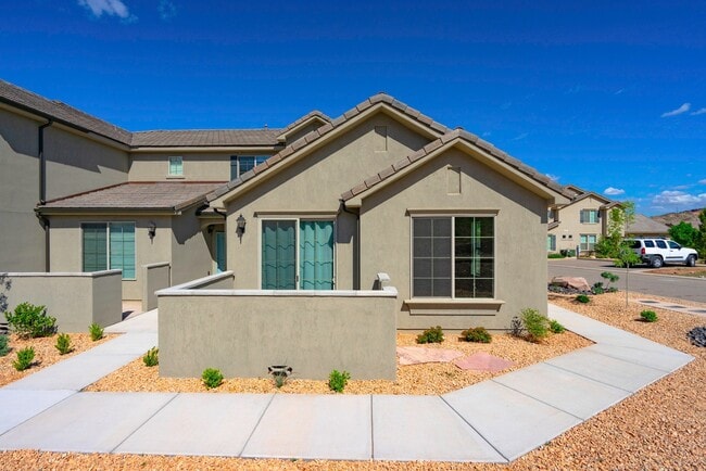 Building Photo - Modern 2018-Built Home with Main-Floor Primary Suite