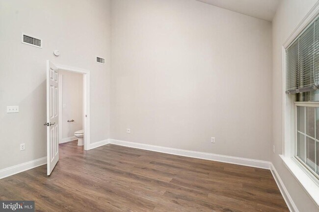 Building Photo - 163 High Pointe Dr