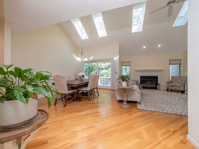 Building Photo - 12 Boulevard Dr