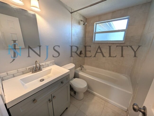 Building Photo - 3/1/1, 1136 Sq. Ft., updated kitchen & bath, fenced in yard, WINE fridge!!