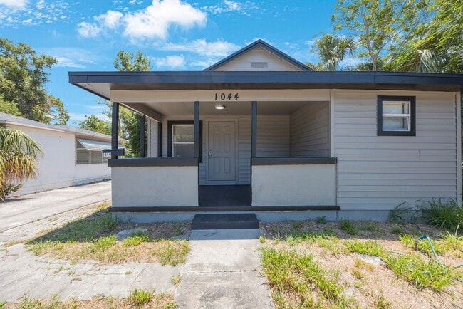 Building Photo - Cute 3bdrm/1bath House ** Section 8 OK ** ...