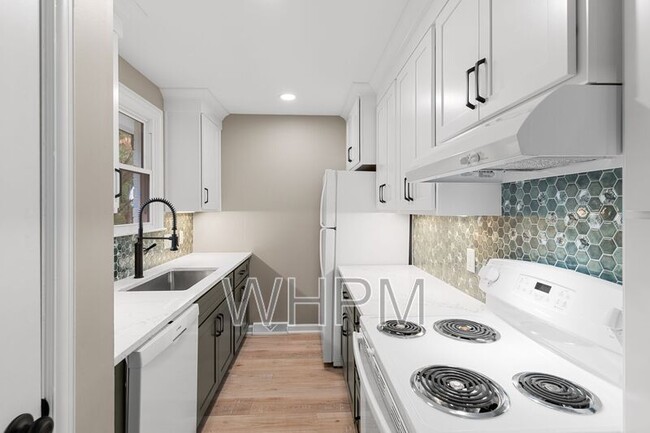 Building Photo - 258 Carriage Dr
