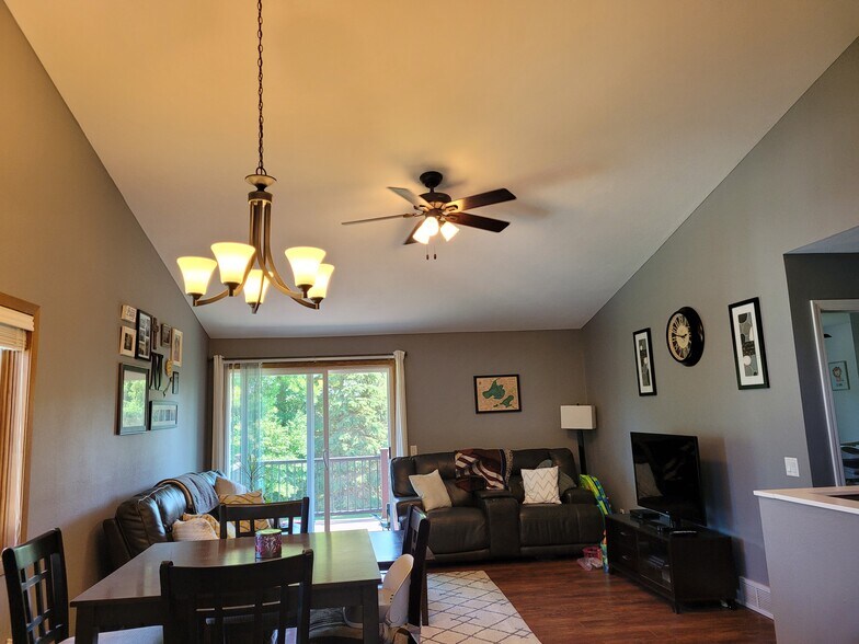 Building Photo - 1575 Kuhle Dr